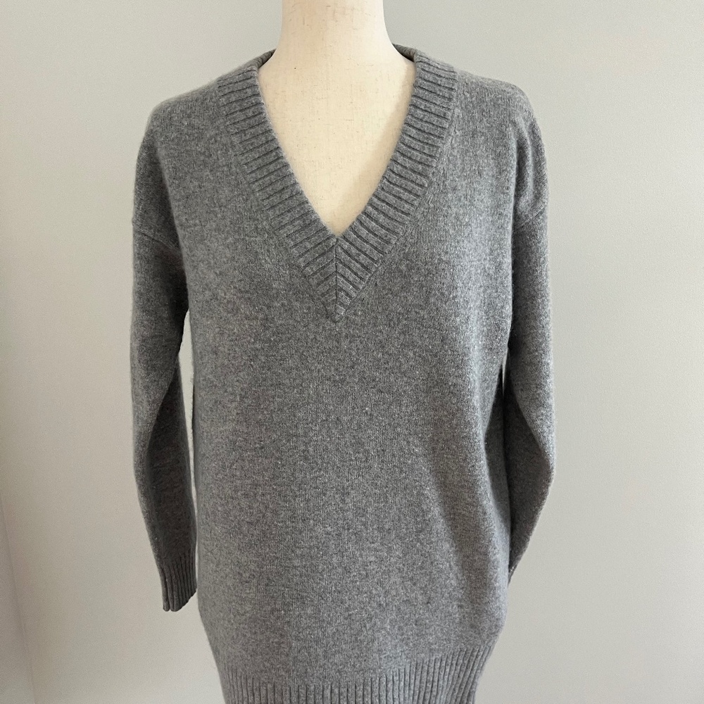 Athleta Tunic Sweater V-neck Grey Size Medium